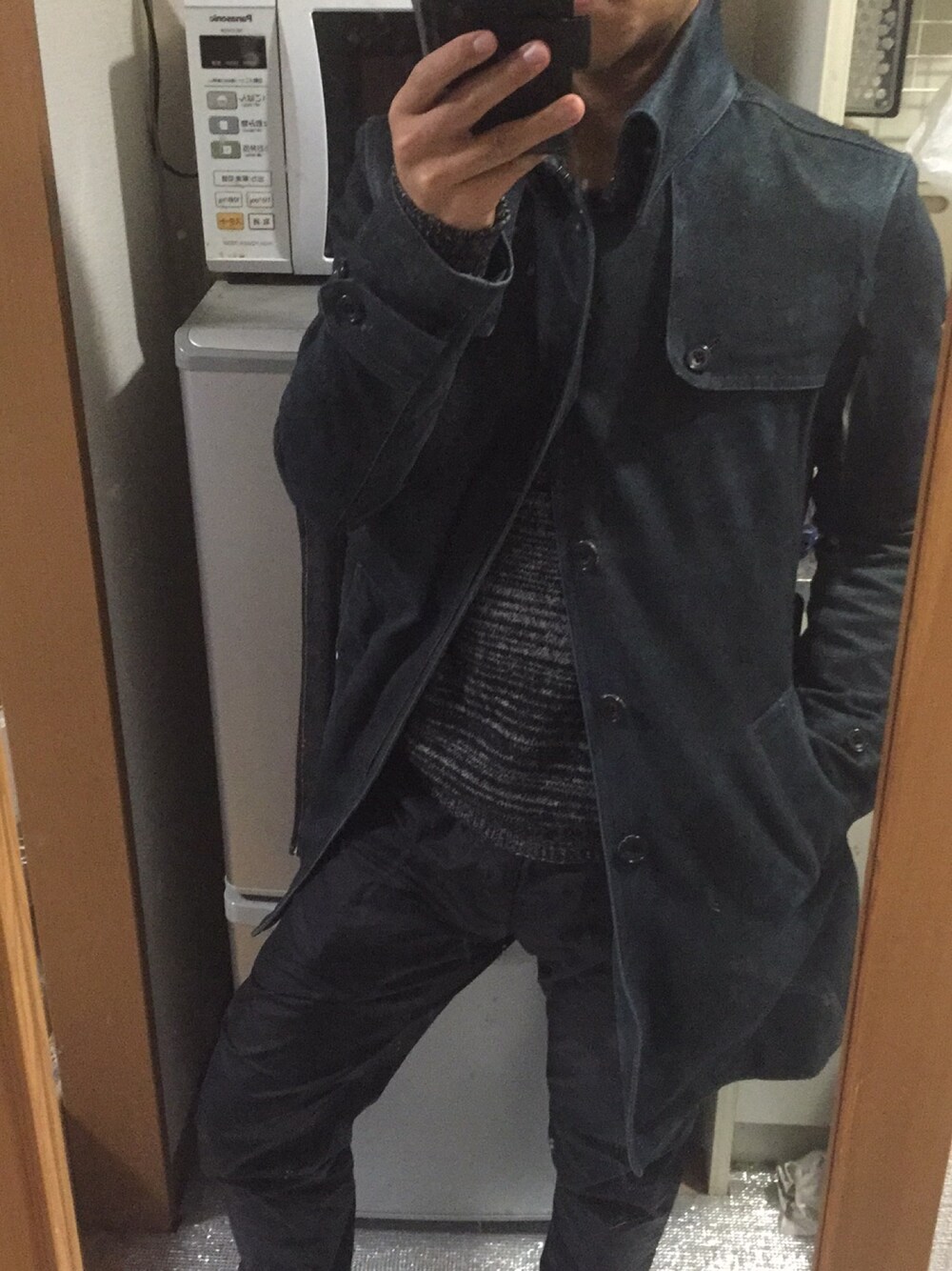 グレー系のニット/セーター、ブルー系のトレンチコート、ブラック系のその他パンツを着用したメンズの冬コーディネートの1枚目の写真