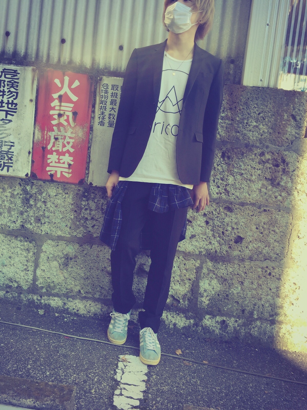 ホワイト系のTシャツ/カットソー、ブラック系のテーラードジャケット、ブルー系のスニーカーを着用したメンズの冬コーディネートの1枚目の写真