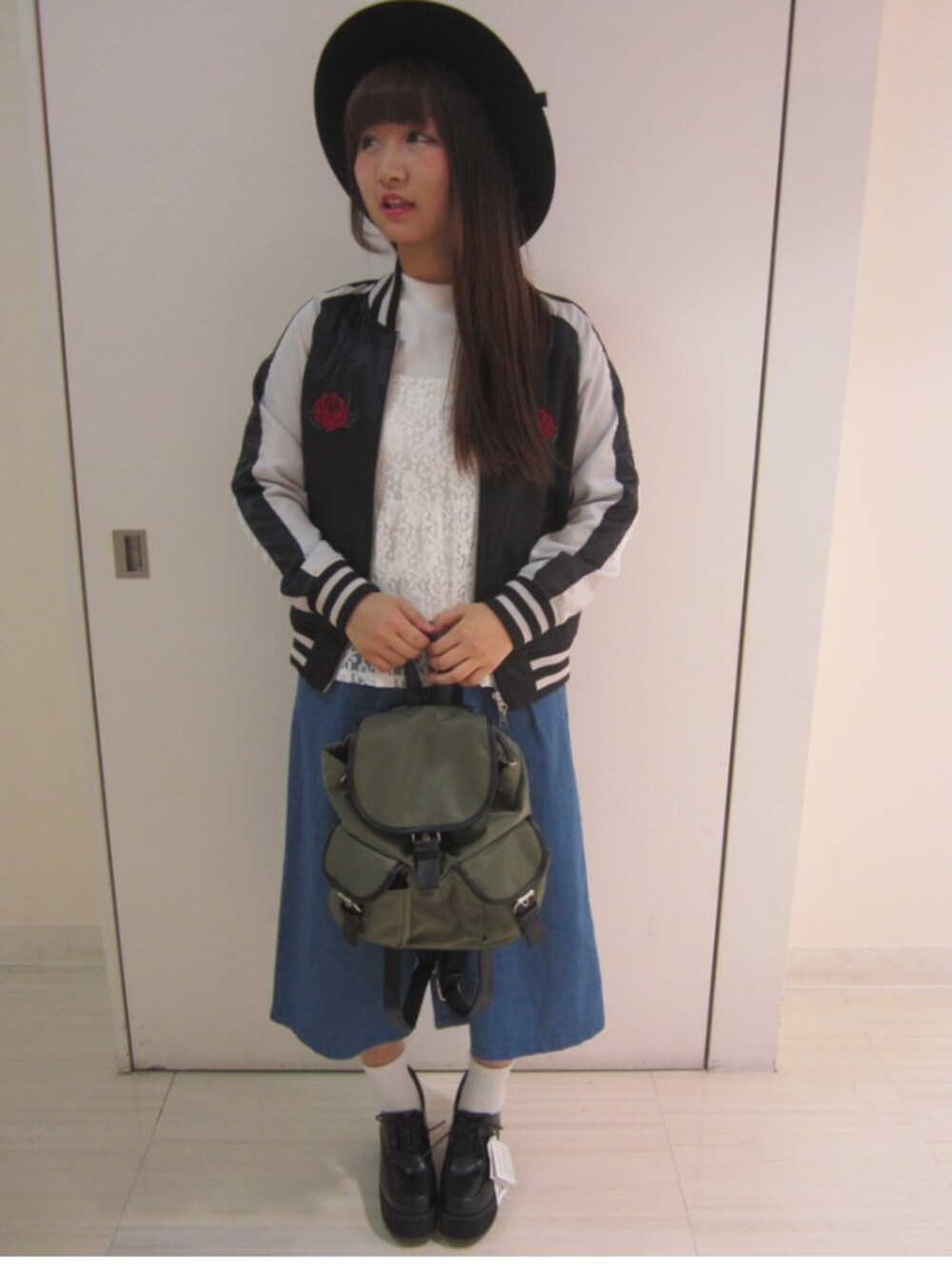 「WEGO、ビスチェ、レース、スカジャン、甘辛mix、ガウチョパンツ、厚底シューズ、ツバ広ハット、カーキ」｜「WEGOのWEGO/ビスチェアンサンブルTシャツ（アンサンブル、ホワイト系）」を使った、シホさん（レディース・159cm）の冬コーディネートの1枚目の写真