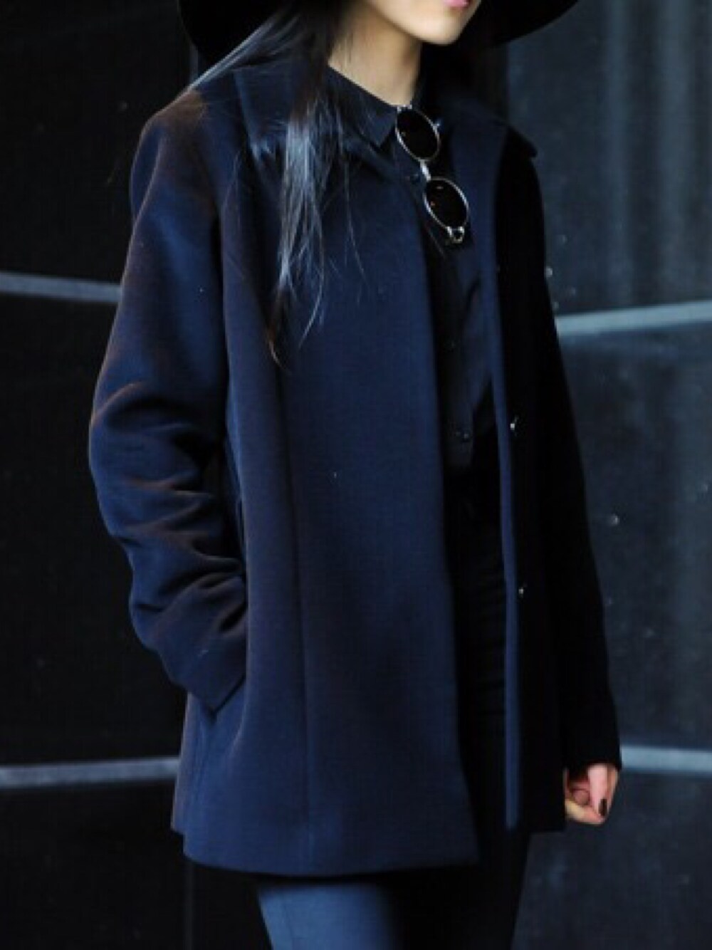 「black、シンプル、シンプルコーデ、スキニー、表参道、キャットストリート、H&M、UNIQLO」｜「H&Mのアイテム（その他パンツ、ブラック系）」を使った、Annoさん（レディース・163cm）の秋コーディネートの1枚目の写真