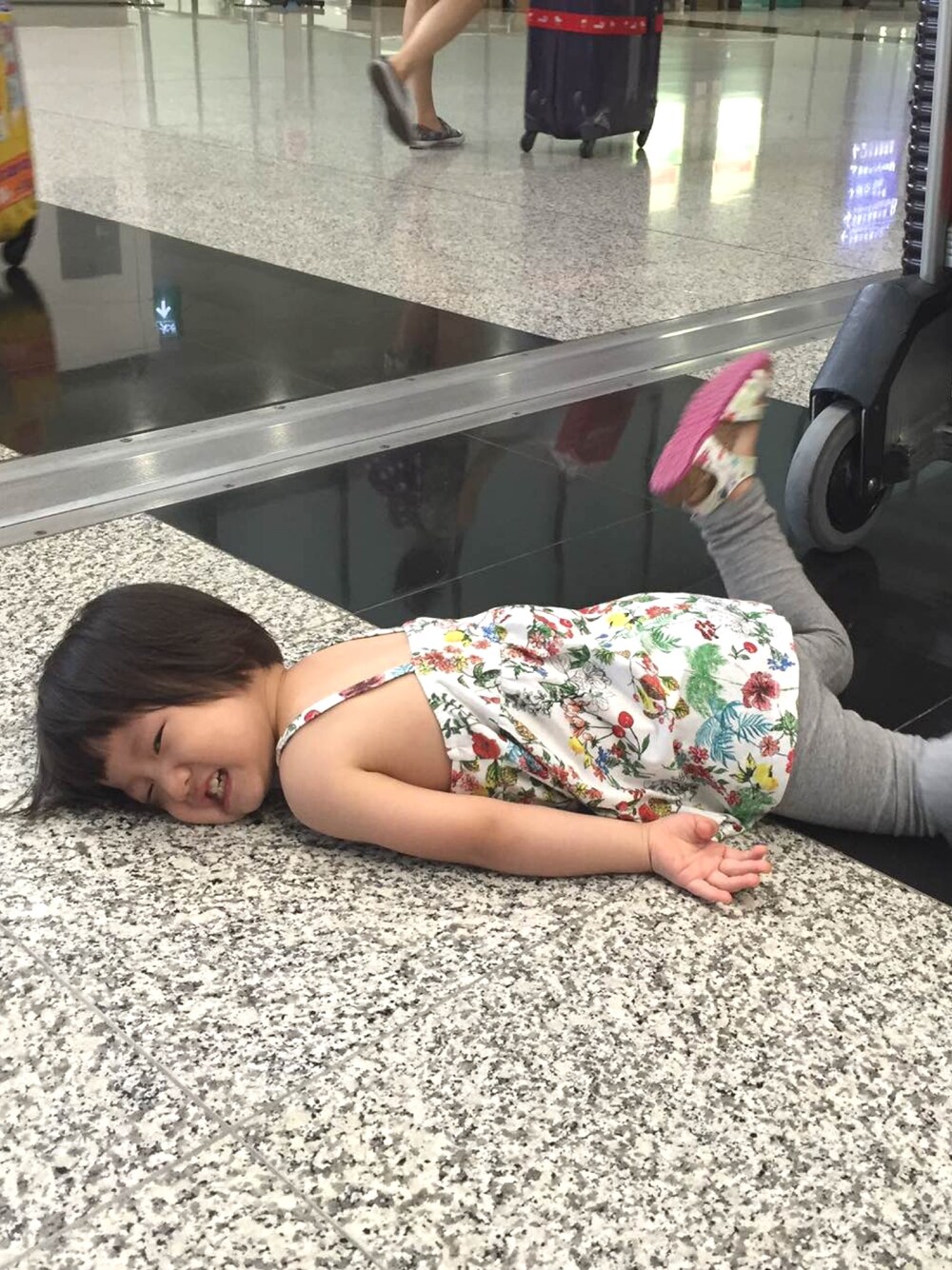 「hk airport」｜「ZARA KIDSのアイテム（ジャージ、その他）」を使った、Addison Hsiehさん（キッズ・80cm）の夏コーディネートの1枚目の写真