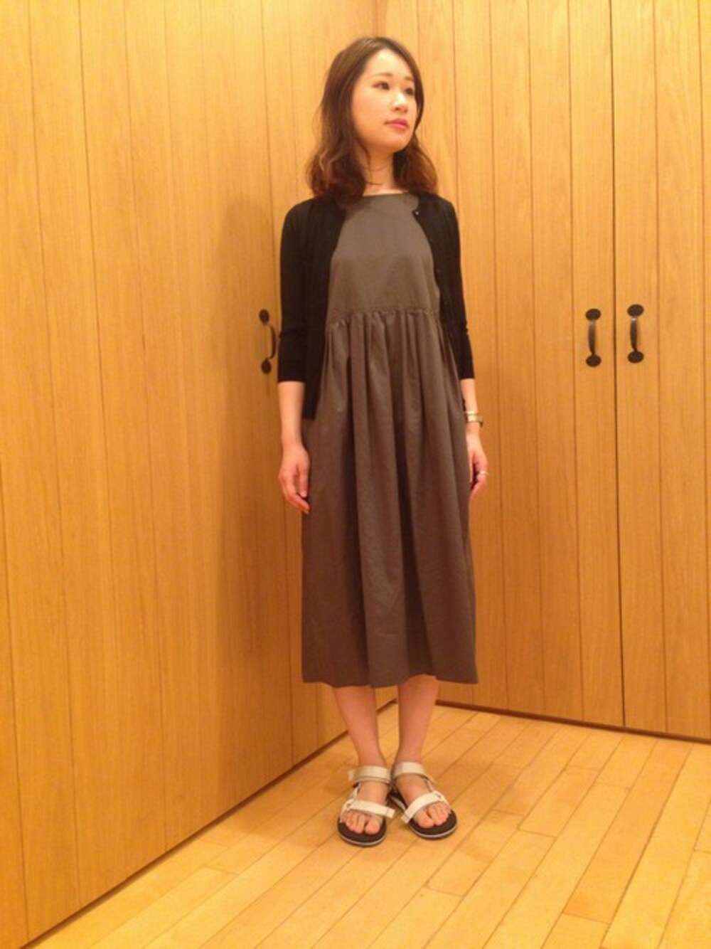 「カーディガン、ワンピース、Bshop、スポーツミックス、ビショップ、スポーツサンダル」｜「LE GLAZIKの【LE GLAZIK(ル　グラジック)】スリーブレスワンピース RFS（ワンピース、グレー系）」を使った、KANEさん（レディース・160cm）の春コーディネートの1枚目の写真