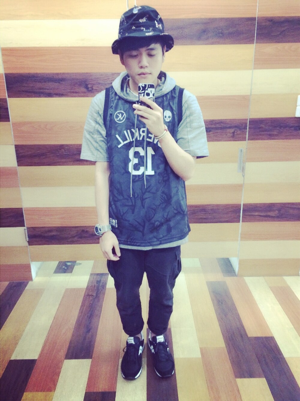 「undefeated、CASIO、saucony、overkillinc、nexhype」｜「OVERKILLのDeer Horn Camo Basketball Jersey（ジャージ、ブラック系）」を使った、Elo Himさん（メンズ・174cm）の夏コーディネートの1枚目の写真