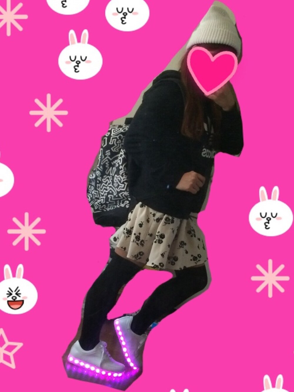 ブラック系のバックパック/リュック、その他のスニーカーを着用したメンズの秋コーディネートの1枚目の写真