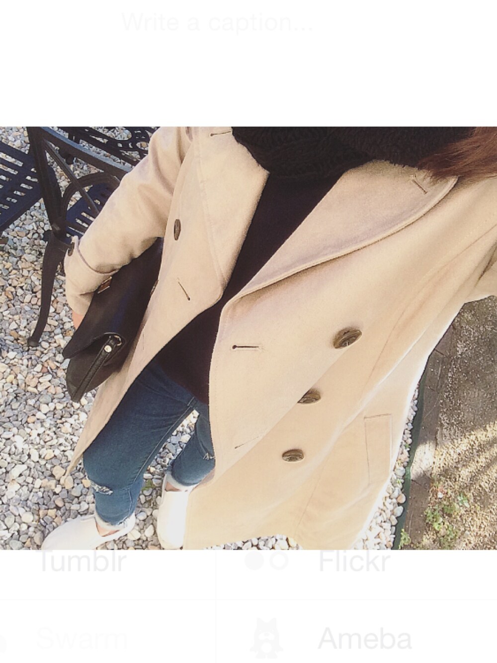 「trench coat、GU、crashdenim」｜「GUのアイテム（スウェット、ブラック系）」を使った、M ! K A :)さん（レディース・43cm）の冬コーディネートの1枚目の写真