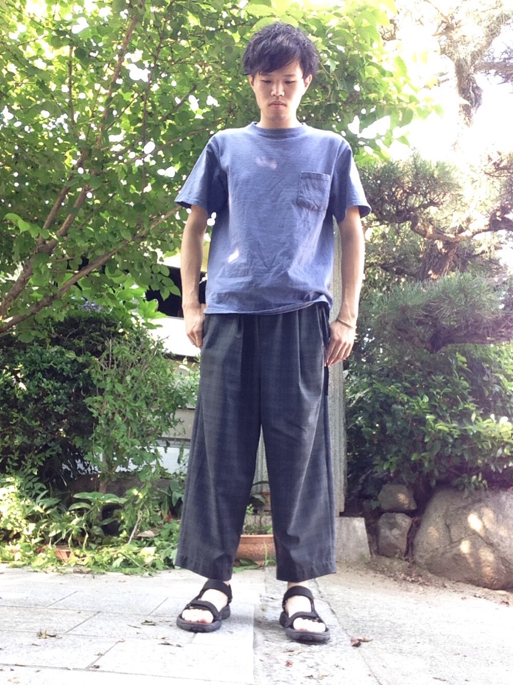 ブラック系のサンダル、ブルー系のTシャツ/カットソー、ブラック系のその他パンツを着用したメンズの夏コーディネートの1枚目の写真