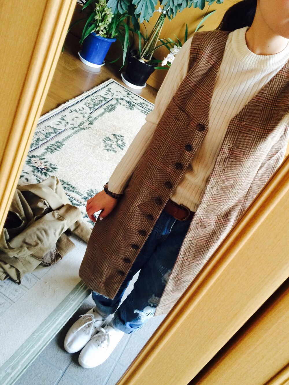 イエロー系のその他ヘアアクセサリーを着用したレディースの春コーディネートの1枚目の写真