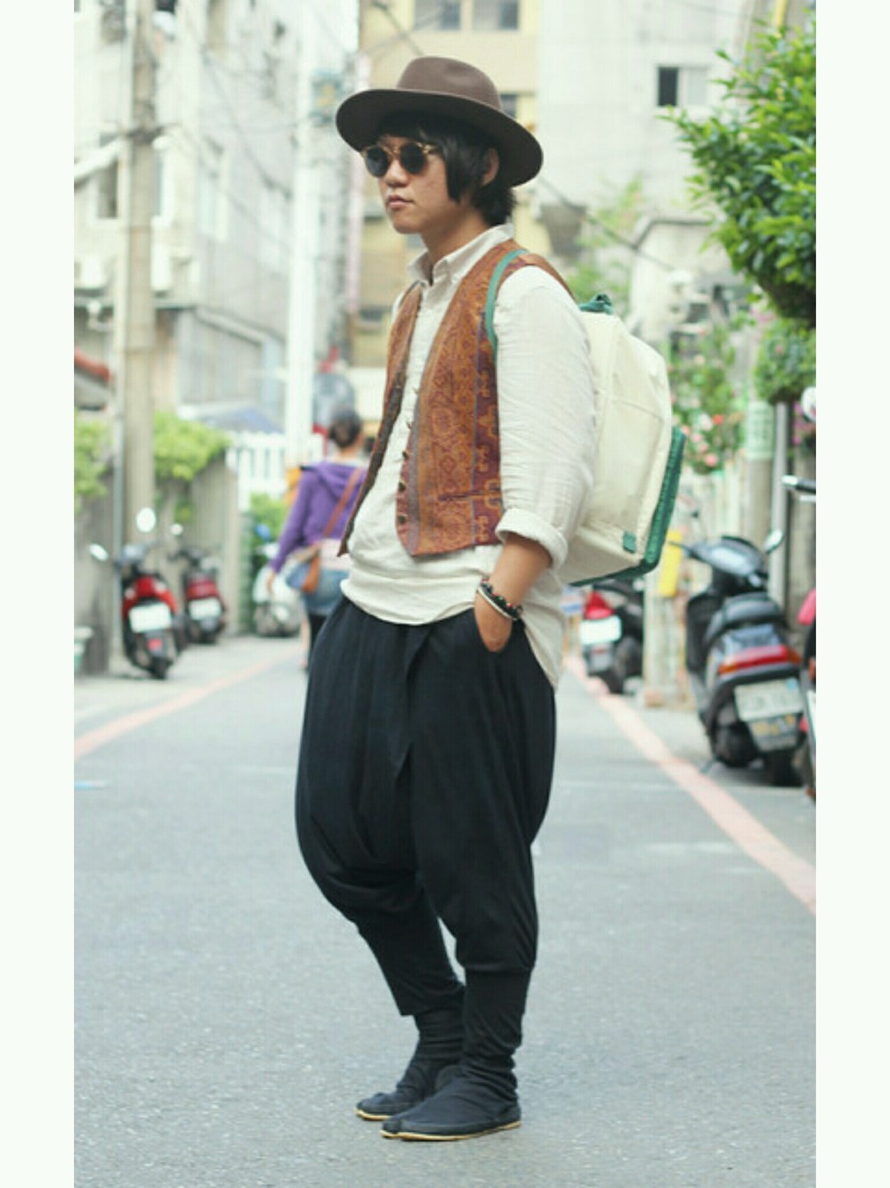 「VINTAGE、古着、古着ミクス」｜「new buffaloのアイテム（シューズ、ブラック系）」を使った、蔡喔批さん（メンズ・170cm）の秋コーディネートの1枚目の写真
