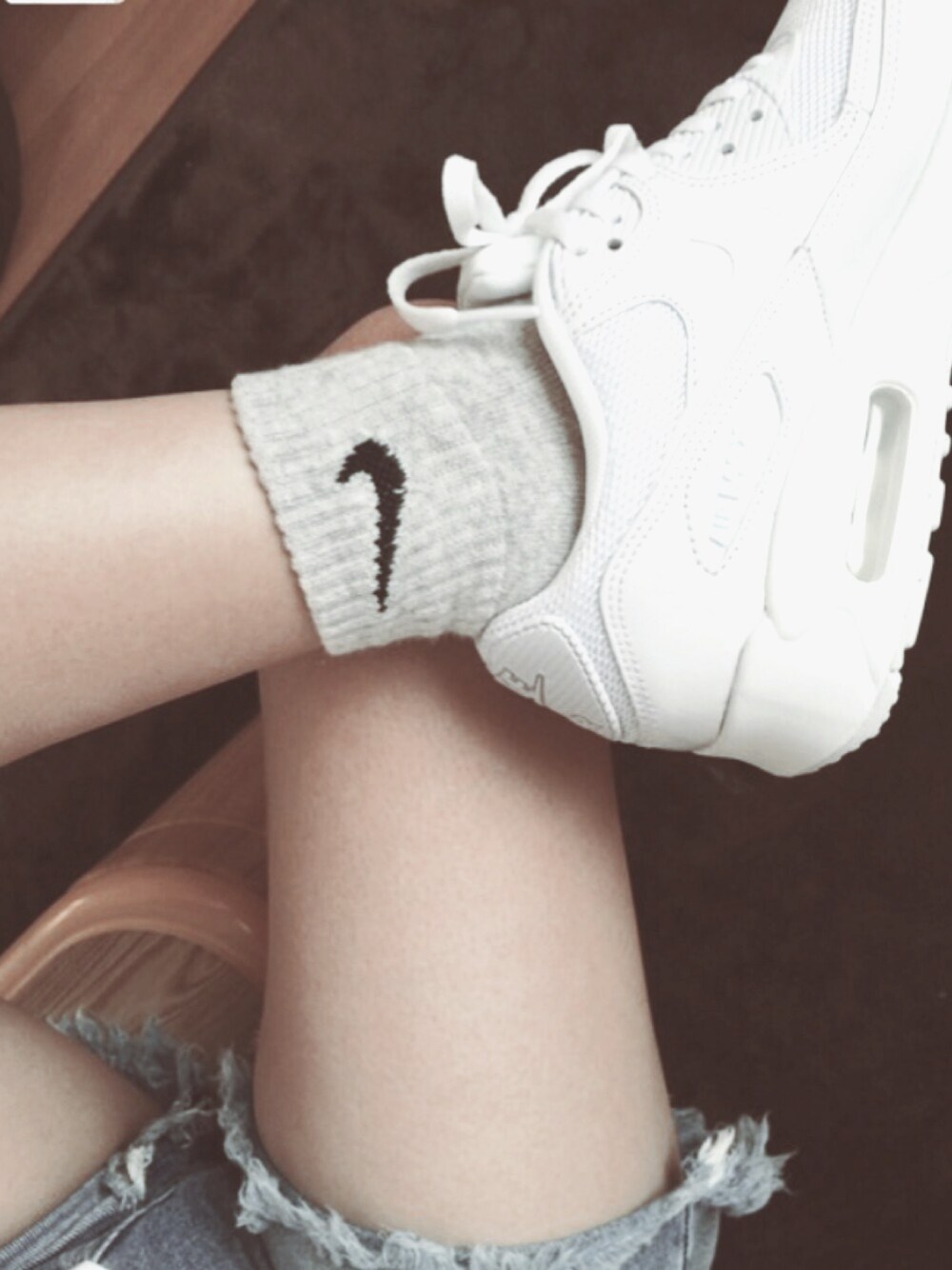 「AIRMAX90、NIKE、white、NIKE靴下、グレー、AIR MAX、airmax、スニーカー、ラフ、シンプルスタイル」｜「NIKEのアイテム（スニーカー、ホワイト系）」を使った、sasaki mayaさん（レディース・152cm）の秋コーディネートの1枚目の写真