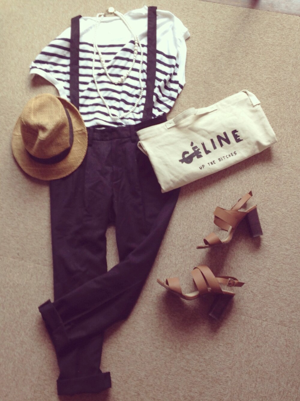 ホワイト系のトートバッグを着用したレディースの夏コーディネートの1枚目の写真