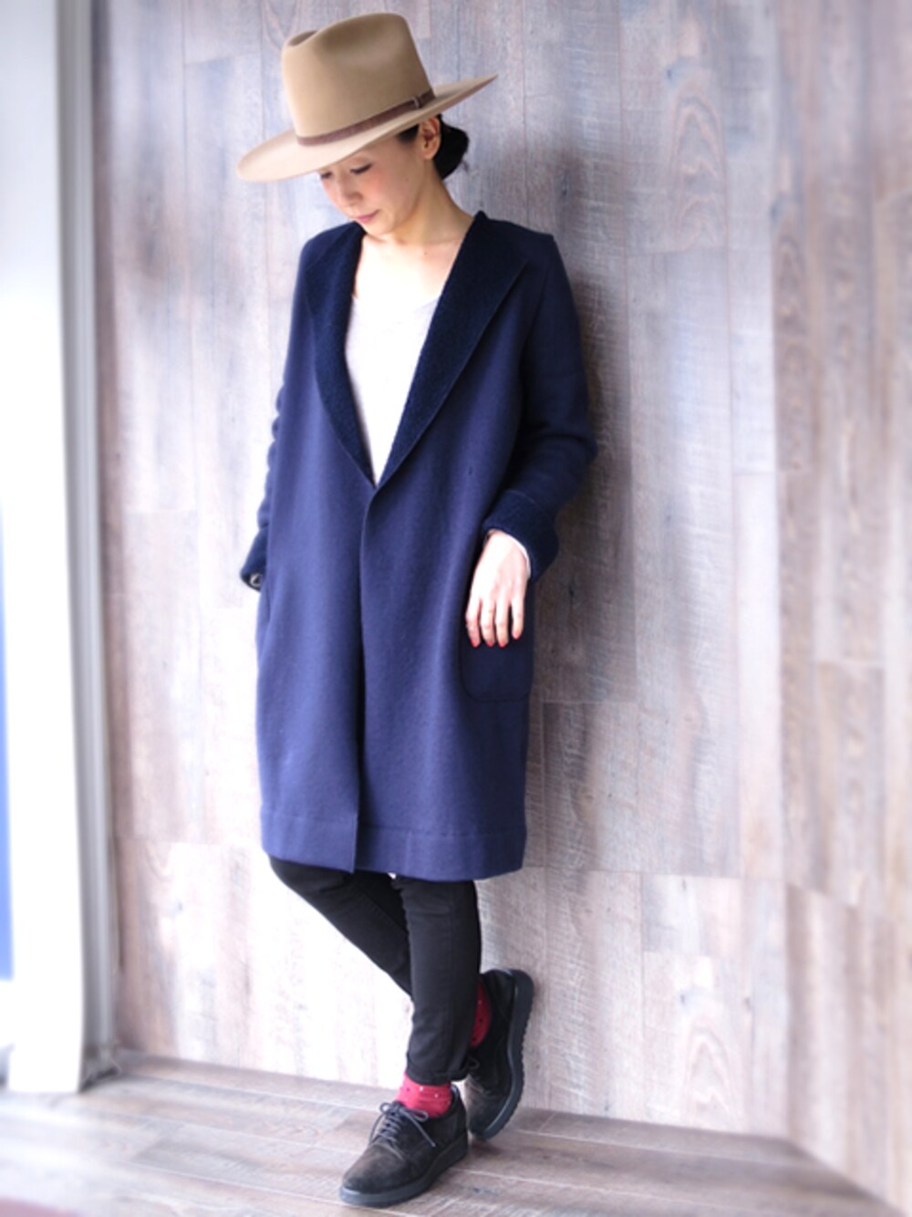 「 ハット、 ロングコート、グレーのニット、 ウエスタンハット」｜「UNDER BAR RAW．のPile Sweat Long Coat （ノーカラージャケット、ブルー系）」を使った、mikiさん（レディース・157cm）の秋コーディネートの1枚目の写真