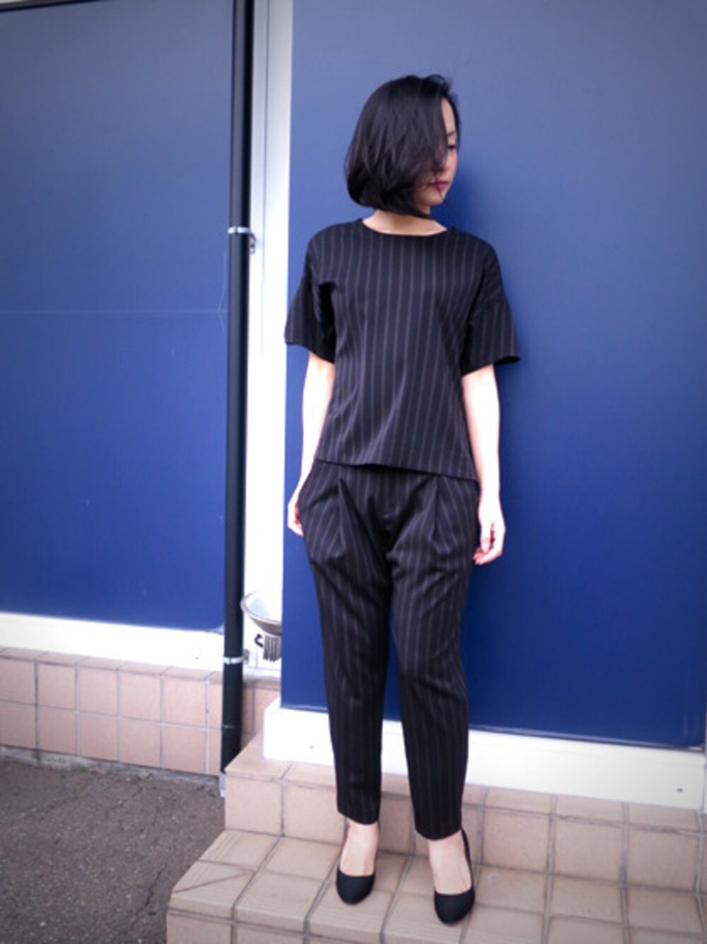 ブラック系のシャツ/ブラウス、ブラック系のその他パンツを着用したレディースの春コーディネートの1枚目の写真