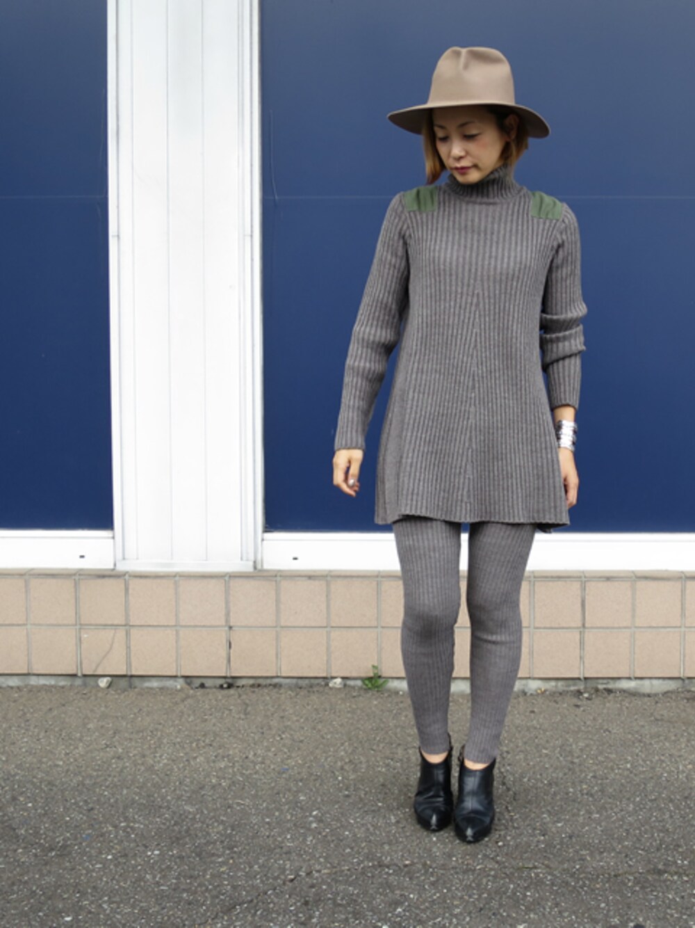 「 ワンピース、 ハット、 セットアップ、 ニットパンツ、pelleq」｜「ARIAのHIGH NECK RIB KNIT ONE-PIECE （ワンピース、ベージュ系）」を使った、mikiさん（レディース・157cm）の秋コーディネートの1枚目の写真