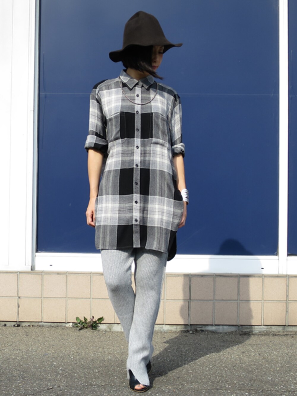 ブラック系のシャツ/ブラウス、グレー系のその他パンツ、シルバー系のネックレスを着用したレディースの秋コーディネートの1枚目の写真