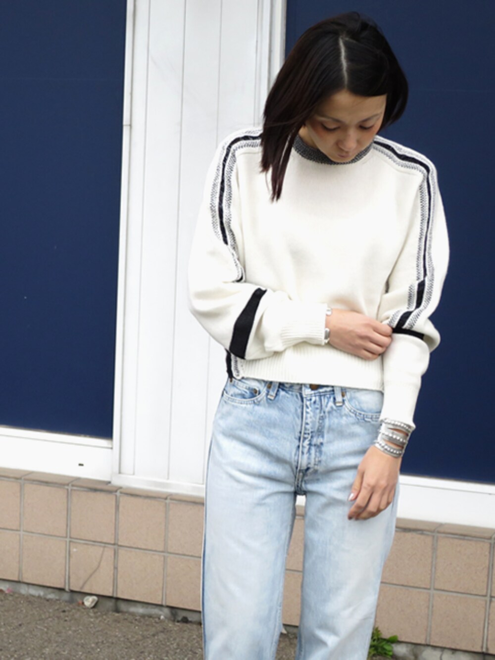 「ニット、 デニムパンツ」｜「TOGA PULLAのLine knit pullover1（ニット/セーター、ホワイト系）」を使った、mikiさん（レディース・157cm）の冬コーディネートの1枚目の写真