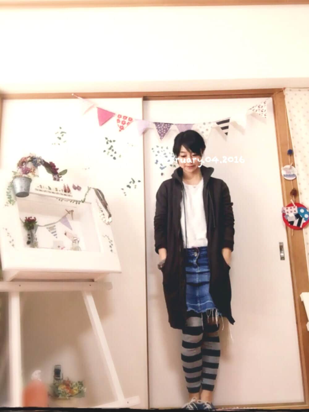 その他のカーディガン/ボレロ、ホワイト系のニット/セーター、ブルー系のデニムスカートを着用したレディースの冬コーディネートの1枚目の写真