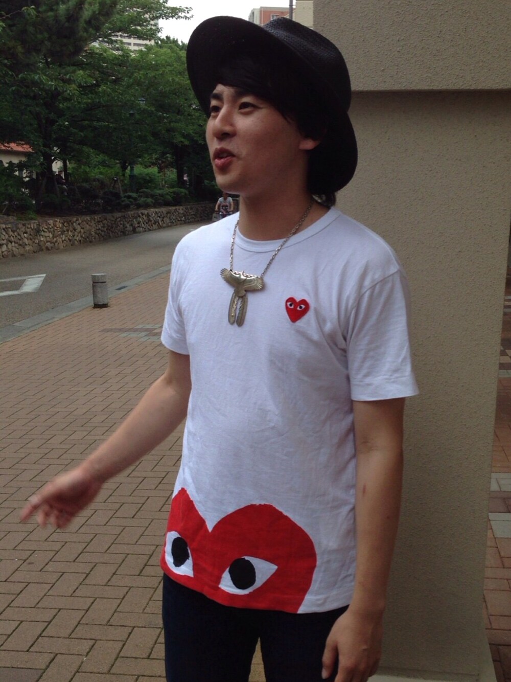 「COMME des GARCONSのアイテム（Tシャツ/カットソー、レッド系）」を使った、とってぃーさん（メンズ・166cm）の夏コーディネートの1枚目の写真