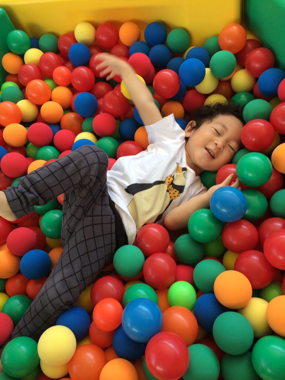 「チェックパンツ」｜「UNIQLOのアイテム（その他パンツ、グレー系）」を使った、ryunbeさん（キッズ・80cm）の秋コーディネートの1枚目の写真