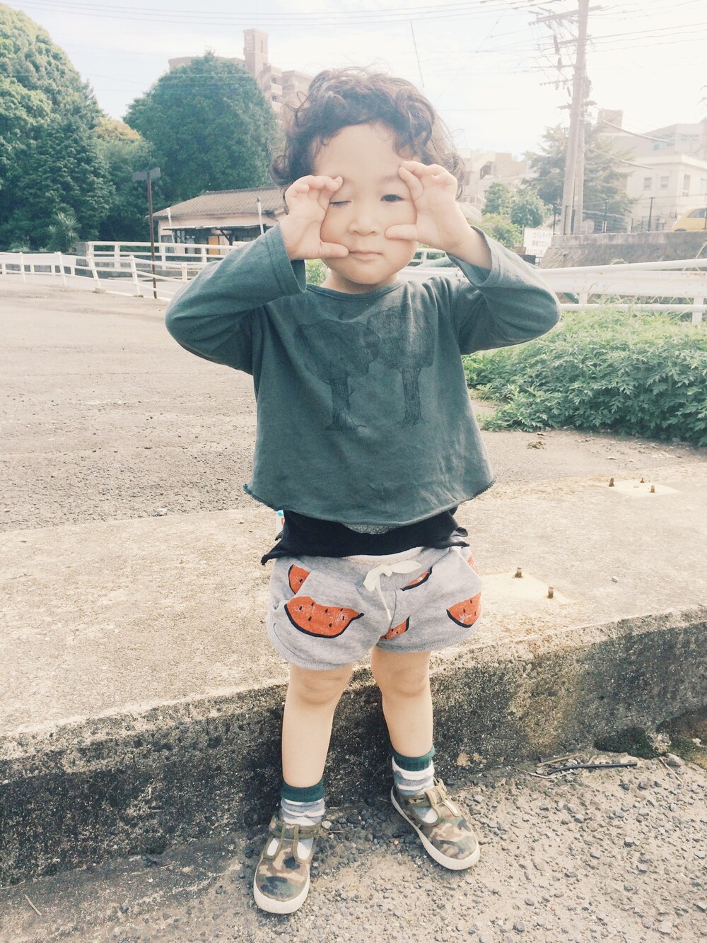 「BOBO CHOSESのアイテム（その他パンツ、グレー系）」を使った、ryunbeさん（キッズ・90cm）の春コーディネートの1枚目の写真