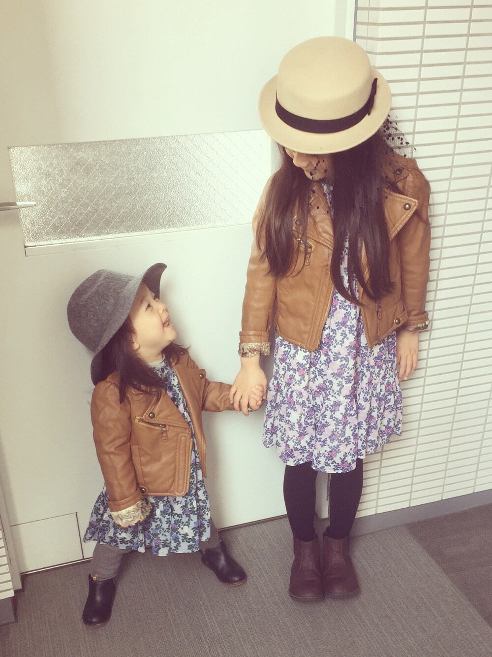 「キッズコーデ、kids、ライダース、ワンピース、花柄、リンクコーデ、双子コーデ、姉妹コーデ、春コーデ」｜「snidel girlのアイテム（ライダースジャケット、ブラウン系）」を使った、nnnさん（キッズ・120cm）の冬コーディネートの1枚目の写真