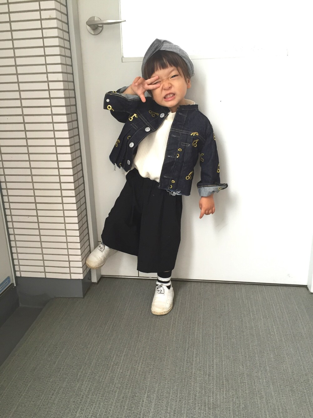 「キッズファッション、カジュアル、ラブ＆ピース2016、女の子、スニーカー、2歳、Gジャン」｜「GO TO HOLLYWOODのアイテム（デニムジャケット、ブルー系）」を使った、nnnさん（キッズ・80cm）の秋コーディネートの1枚目の写真