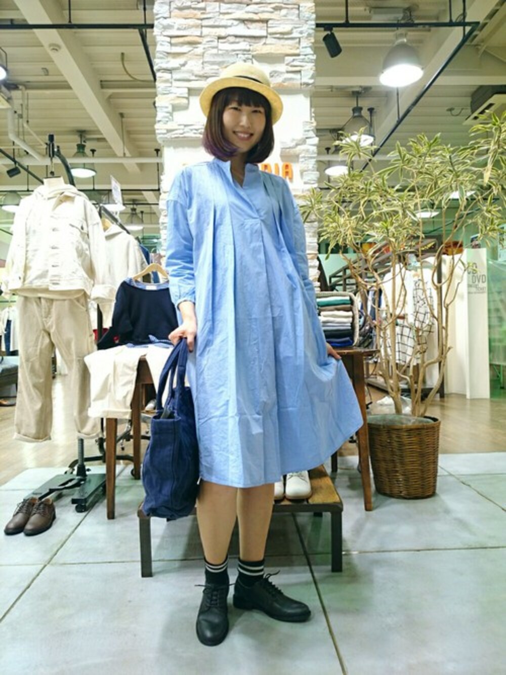 ブルー系のワンピース、ブラック系のその他シューズ、ブルー系のトートバッグを着用したレディースの春コーディネートの1枚目の写真