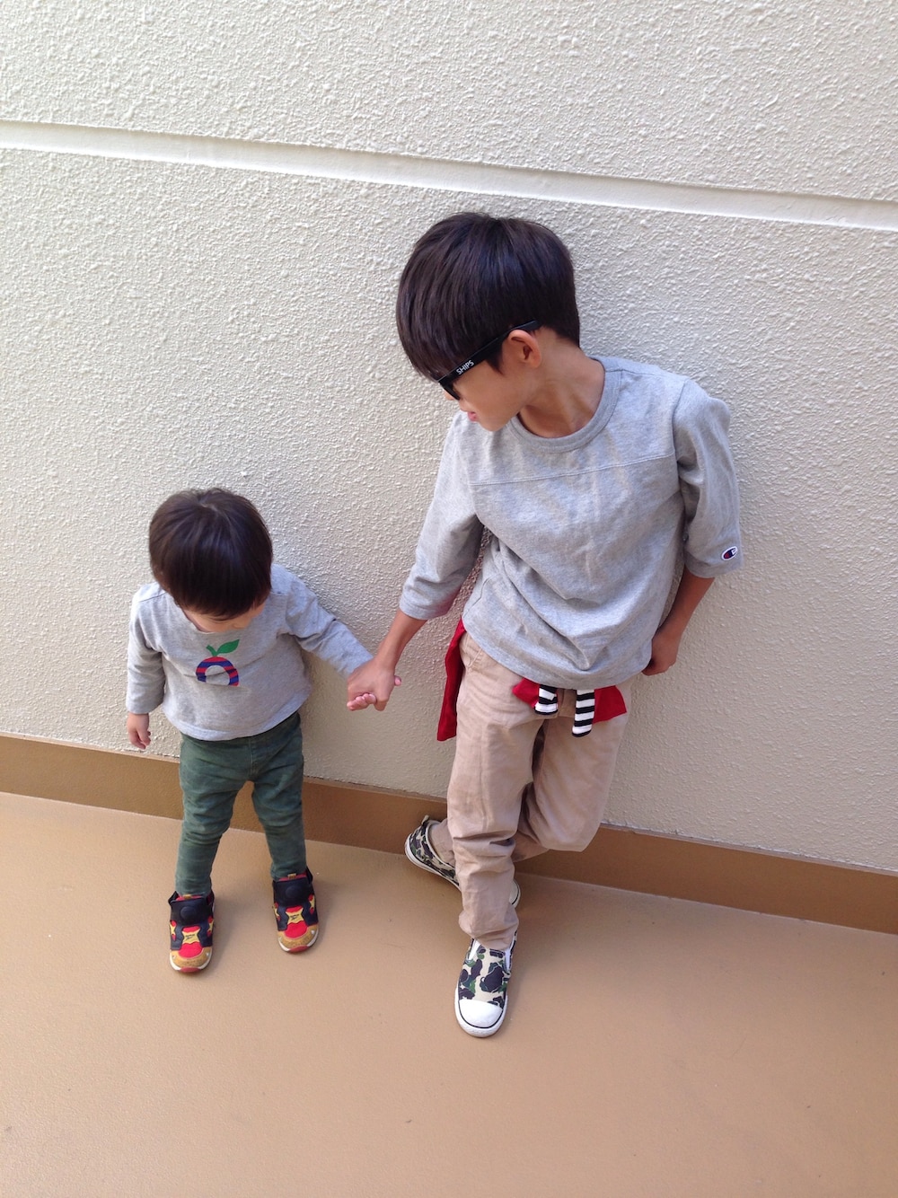 「おさんぽ、メガネ男子、きょうだい、チノパン、おしゃれめがね、カモフラ、スキニー、おそろいコーデ、こしまきスタイル、ベージュのチノパン」｜「green label relaxingのアイテム（Tシャツ/カットソー、グレー系）」を使った、うまくんのかぞくさん（キッズ・90cm）の秋コーディネートの1枚目の写真