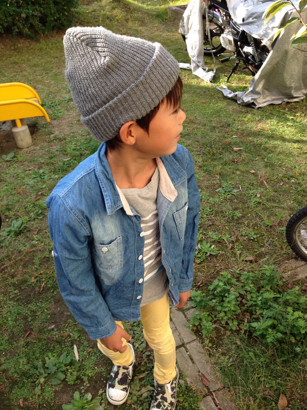 「おかいもの、デニムシャツ、カラースキニーパンツ、コンバース、ボーダー、ニット帽、ダンガリーシャツ、LEE」｜「B:MING by BEAMSのビーミング by ビームス / パネルボーダー ボートネック（Tシャツ/カットソー、グレー系）」を使った、うまくんのかぞくさん（キッズ・129cm）の秋コーディネートの1枚目の写真