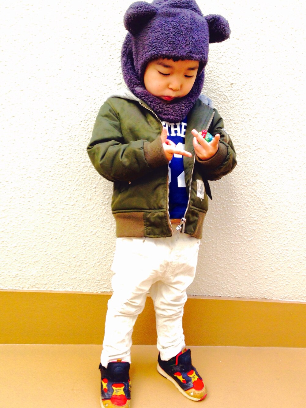 「MA-1、くまさん、白パンツ、コーデュロイパンツ、ポンプフューリー、ヤンチャ、ボア」｜「SmoothyのSmoothy Hood MA-1 JK / スムージー フード MA-1 ジャケット（MA-1、グリーン系）」を使った、うまくんのかぞくさん（キッズ・90cm）の秋コーディネートの1枚目の写真