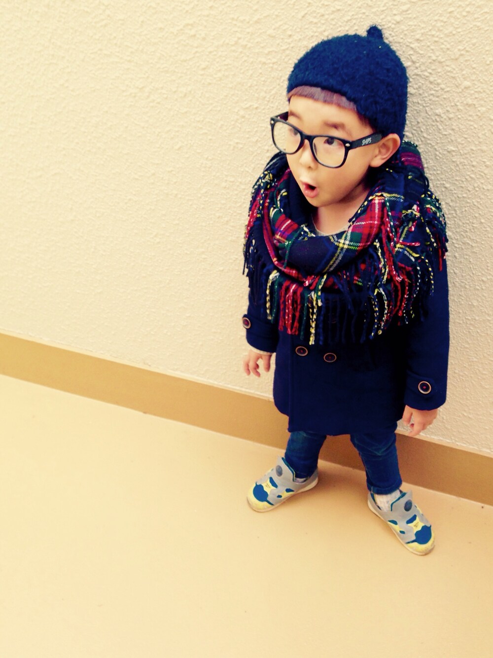 「どんぐり帽、メガネ男子、めがね、3才、スキニーデニム、ピーコート、チェック柄、スヌード、チェック」｜「cokiticaのアイテム（ニットキャップ/ビーニー、ブルー系）」を使った、うまくんのかぞくさん（キッズ・90cm）の冬コーディネートの1枚目の写真