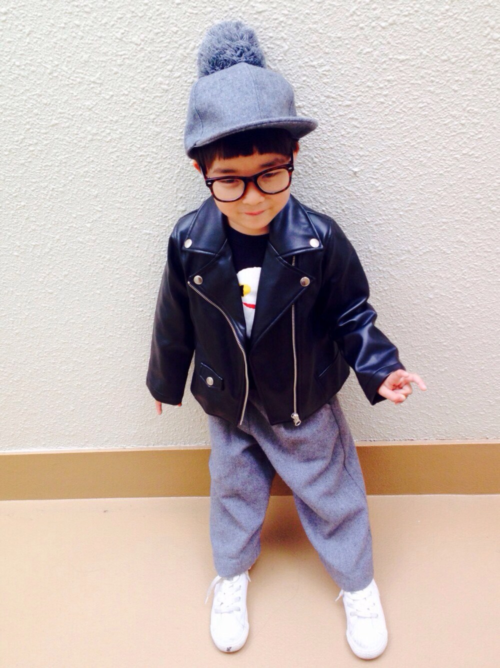 「kids、4歳、休日スタイル、モノトーン、ライダース、ポンポン帽子、ワイドパンツ、メガネ男子、petit main」｜「petit mainのボンボン付きキャップ（キャップ、グレー系）」を使った、うまくんのかぞくさん（キッズ・100cm）の秋コーディネートの1枚目の写真