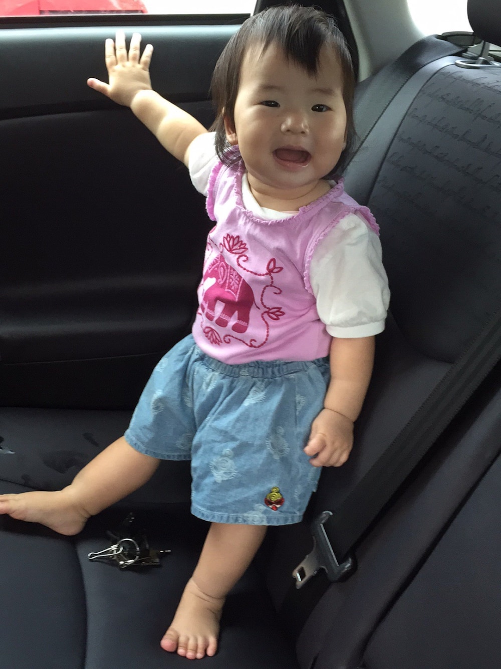 ブルー系のデニムパンツ、ピンク系のロンパースを着用したキッズの秋コーディネートの1枚目の写真