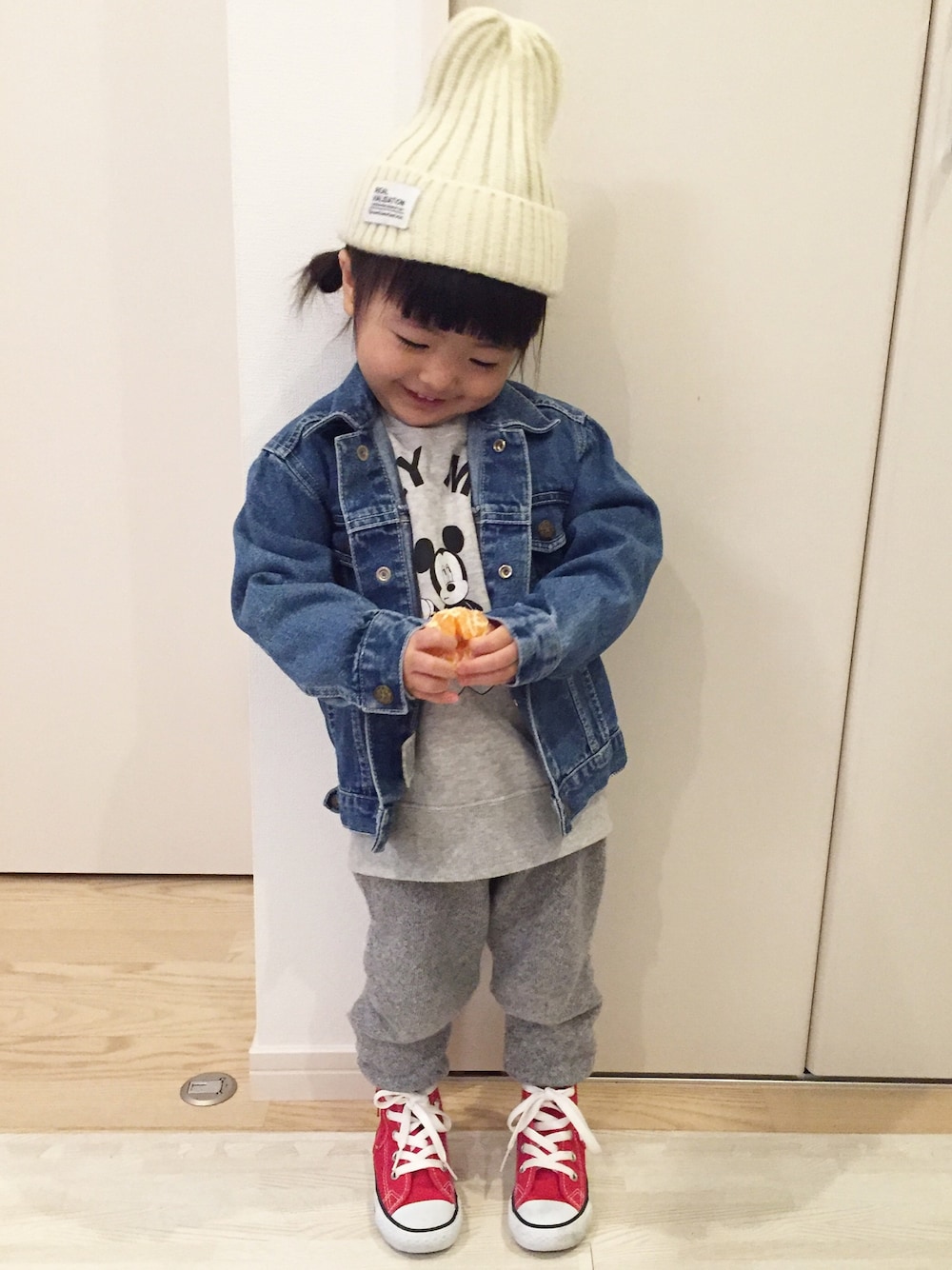 「カジュアルコーデ、ラフスタイル、ラフ、スウェットパンツ、ミッキースウェット、UNIQLO、ジージャン、Gジャン、キッズコーデ、kids」｜「UNIQLOのアイテム（スウェット、グレー系）」を使った、こはママさん（キッズ・90cm）の冬コーディネートの1枚目の写真