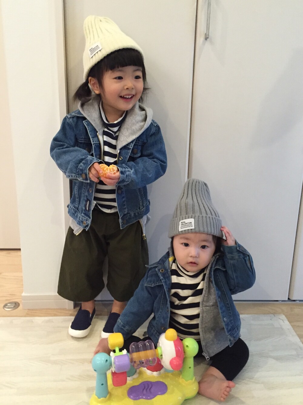 「リンクコーデ、姉妹コーデ、お揃い、おそろいコーデ、2歳、０歳、kids、キッズコーデ」｜「OSHKOSHのアイテム（デニムジャケット、ブルー系）」を使った、こはママさん（キッズ・90cm）の冬コーディネートの1枚目の写真