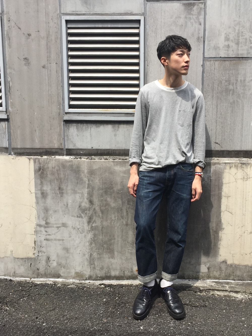 ブラック系のチェスターコート、ブラック系のその他パンツ、ホワイト系のその他を着用したメンズの春コーディネートの1枚目の写真