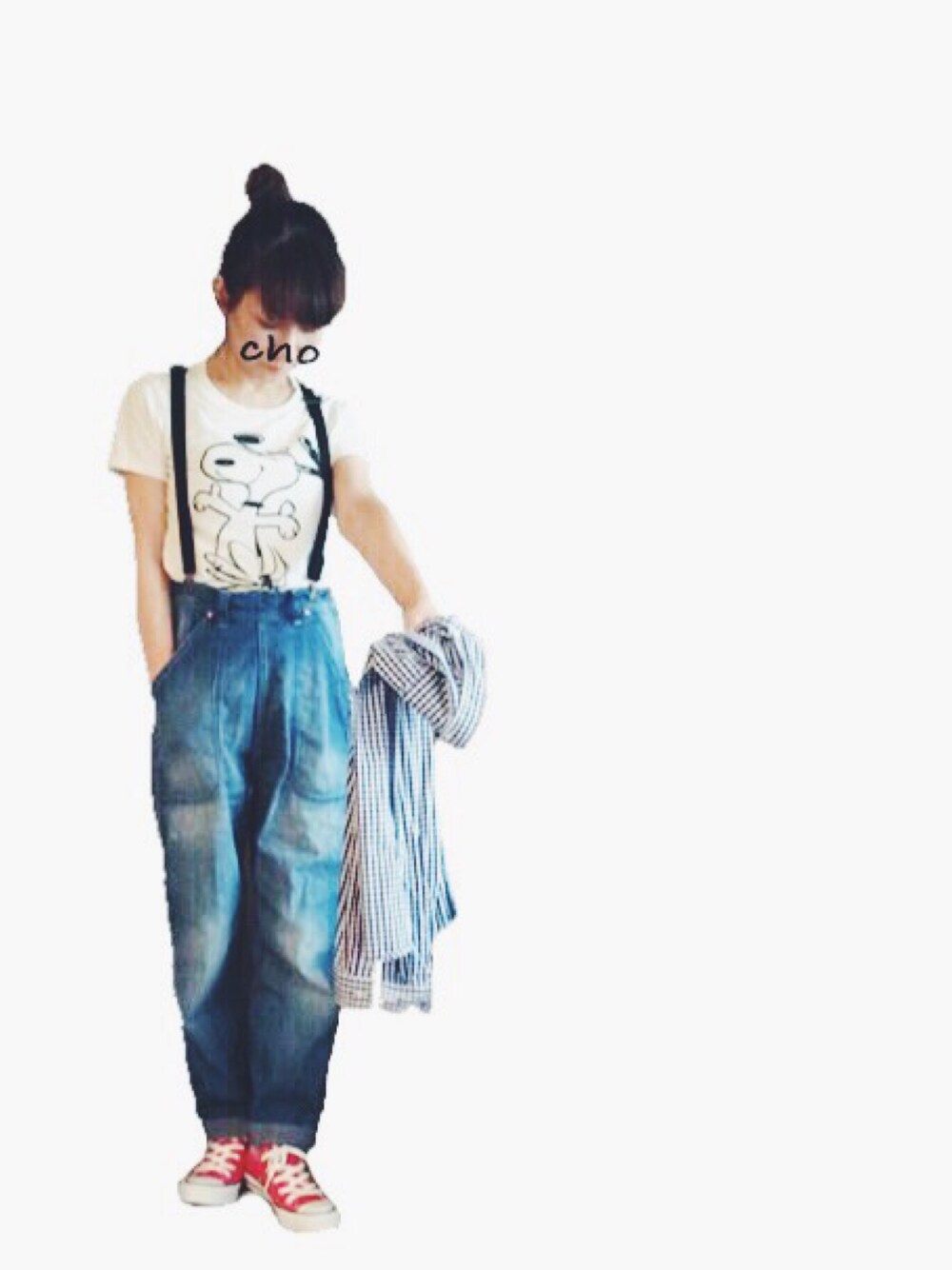 ブルー系のシャツ/ブラウス、ブルー系のデニムパンツ、レッド系のスニーカーを着用したレディースの春コーディネートの1枚目の写真