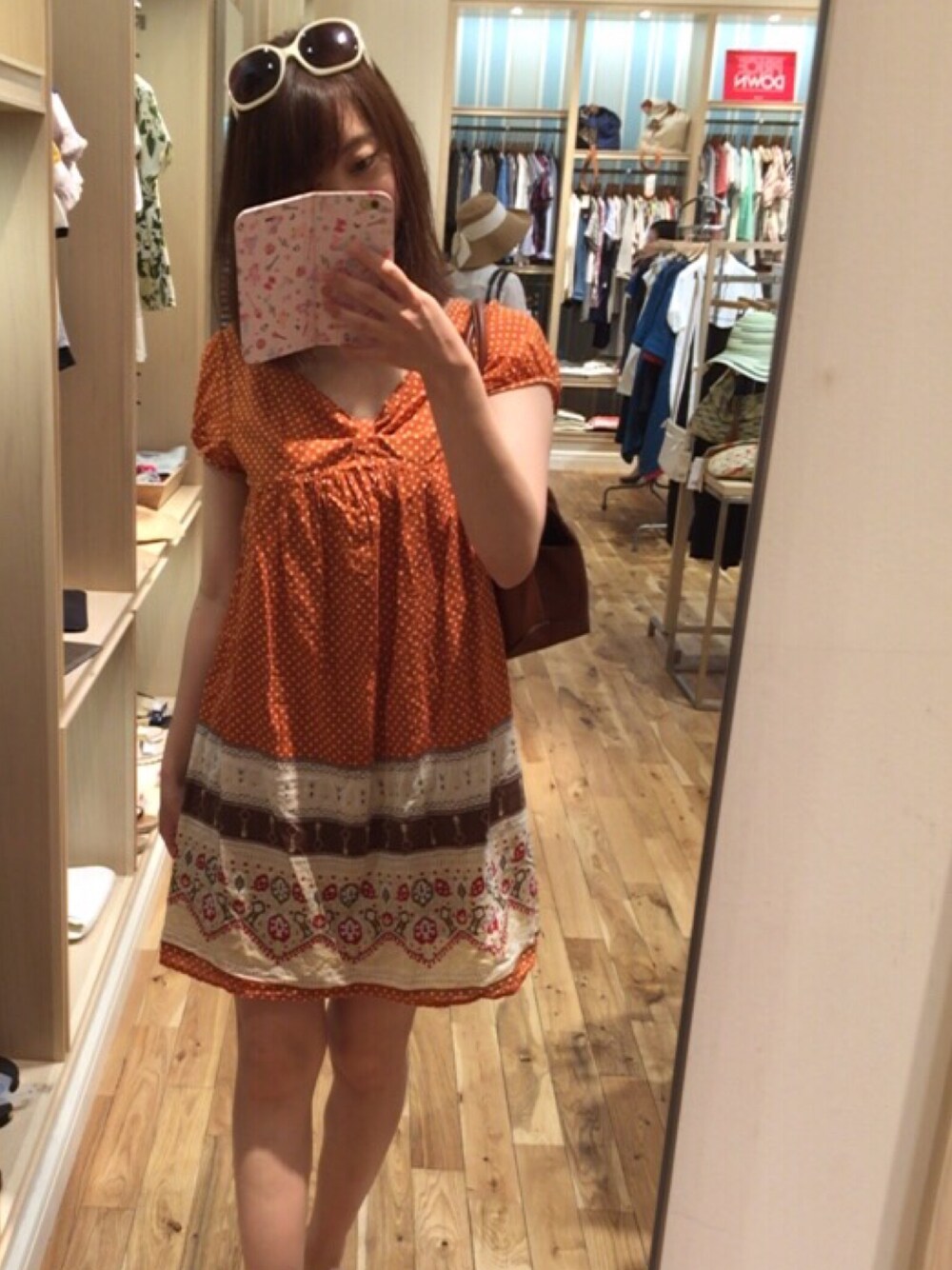 ホワイト系のファッション雑貨を着用したレディースの夏コーディネートの1枚目の写真