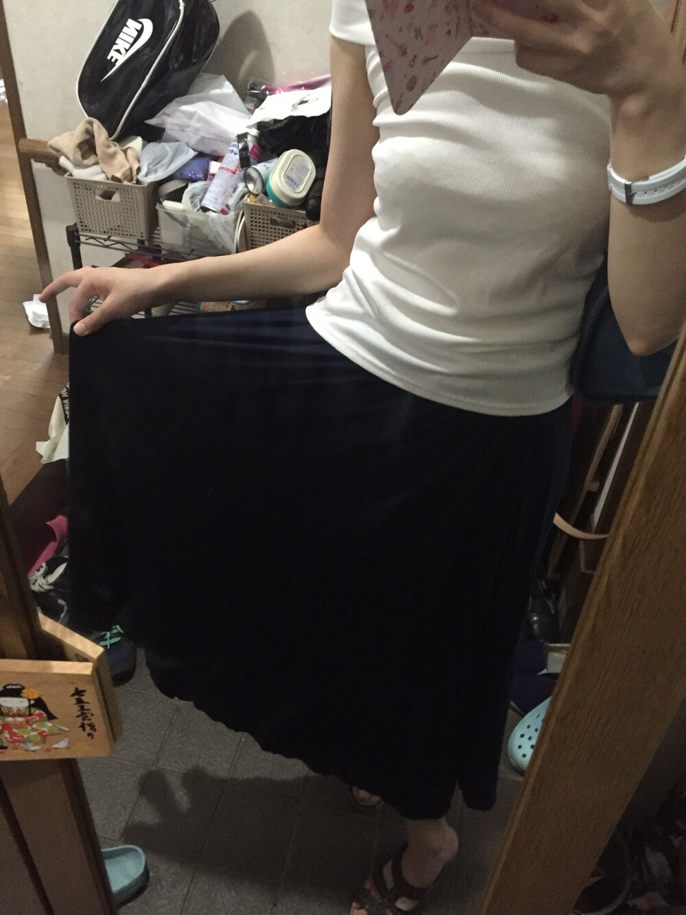 ホワイト系のトップス、ブルー系のスカート、ホワイト系のトップスを着用したレディースの夏コーディネートの1枚目の写真