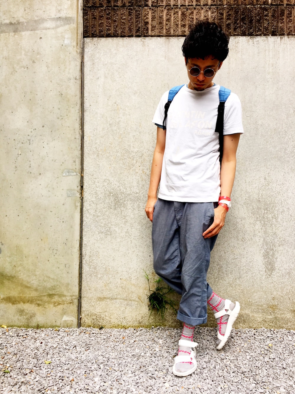 ブルー系のTシャツ/カットソー、ホワイト系のTシャツ/カットソー、ブルー系のデニムパンツを着用したメンズの春コーディネートの1枚目の写真