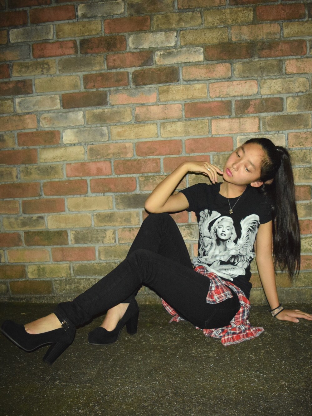 レッド系のシャツ/ブラウス、ブラック系のパンプス、シルバー系のネックレスを着用したレディースの秋コーディネートの1枚目の写真