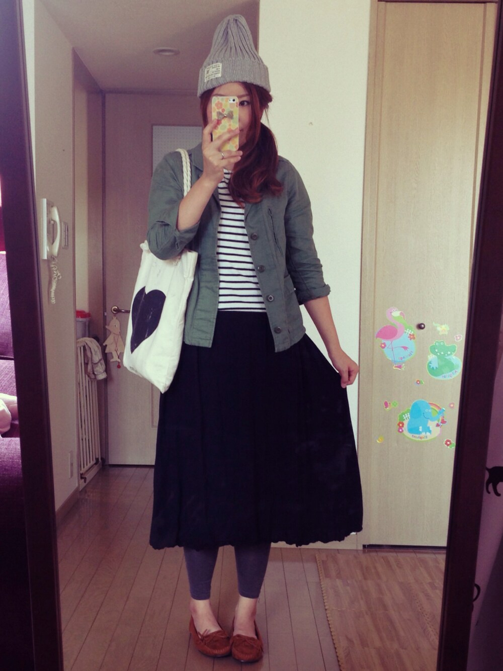 ブラック系のワンピース、グリーン系のミリタリージャケット、ホワイト系のTシャツ/カットソーを着用したレディースの秋コーディネートの1枚目の写真