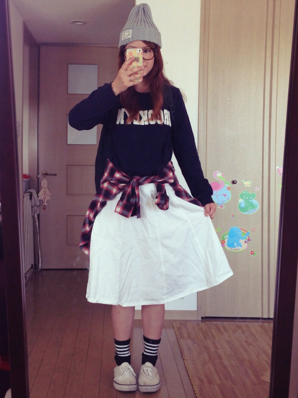 レッド系のシャツ/ブラウス、ホワイト系のデニムスカート、ブラック系のバックパック/リュックを着用したレディースの秋コーディネートの1枚目の写真