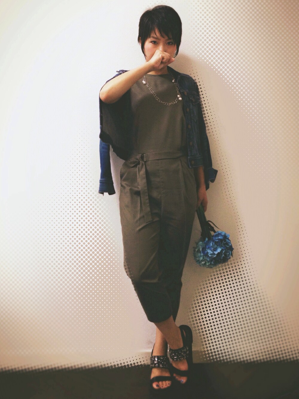 ブルー系のデニムジャケット、その他のワンピース/ドレス、ブラック系のサンダルを着用したレディースの夏コーディネートの1枚目の写真