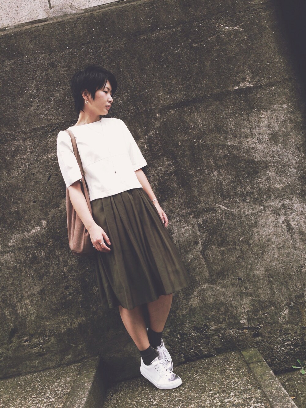 ホワイト系のTシャツ/カットソー、グリーン系のスカート、ホワイト系のスニーカーを着用したレディースの夏コーディネートの1枚目の写真