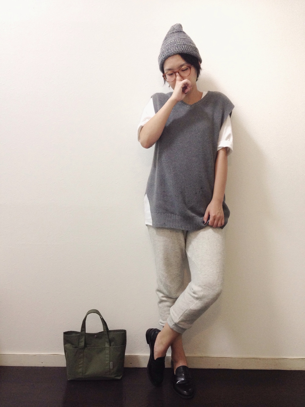 グレー系のニット/セーター、グレー系のその他パンツ、ブラック系のシューズを着用したレディースの秋コーディネートの1枚目の写真