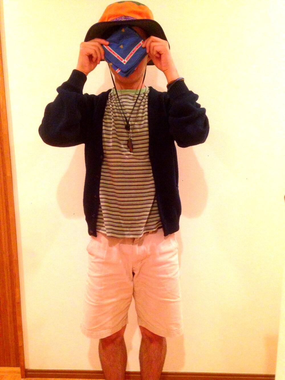 その他のTシャツ/カットソー、ブルー系のカーディガン/ボレロ、ベージュ系のパンツを着用したメンズの秋コーディネートの1枚目の写真