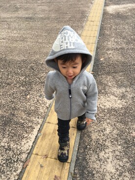 「THE NORTH FACE（ザノースフェイス）のザ・ノース・フェイス　キッズフルジップスウェットパーカー　/　リアビューフーディー（パーカー、グレー系）」を使った、RICK&SARAHさん（キッズ・110cm）の冬コーディネート