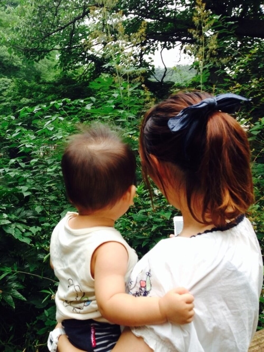 ブルー系のサロペット/オーバーオール、ホワイト系のアナログ腕時計を着用したレディースの夏コーディネートの1枚目の写真