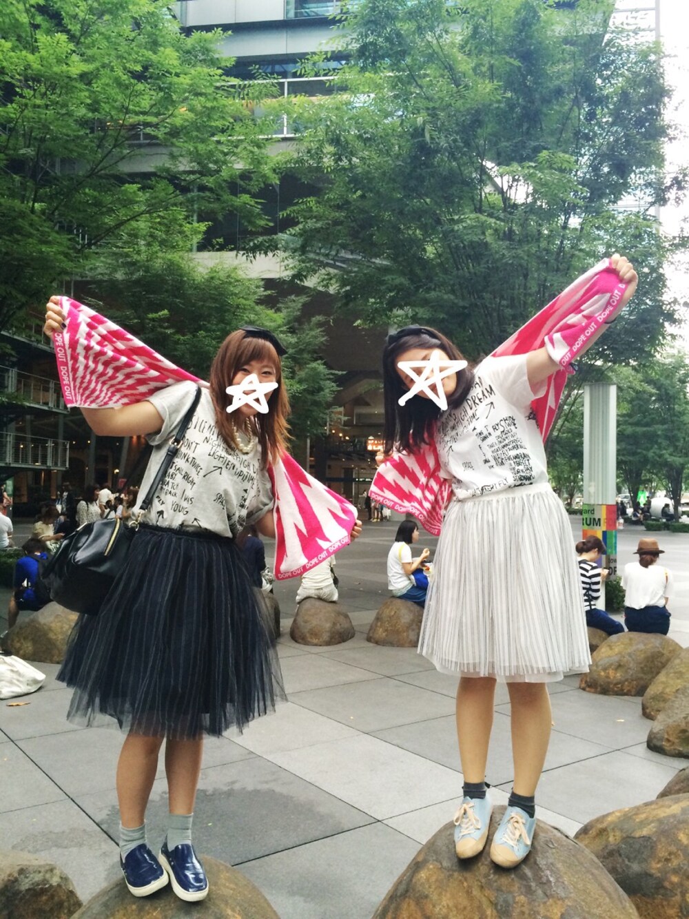 ブラック系のスカート、グレー系のTシャツ/カットソーを着用したレディースの夏コーディネートの1枚目の写真