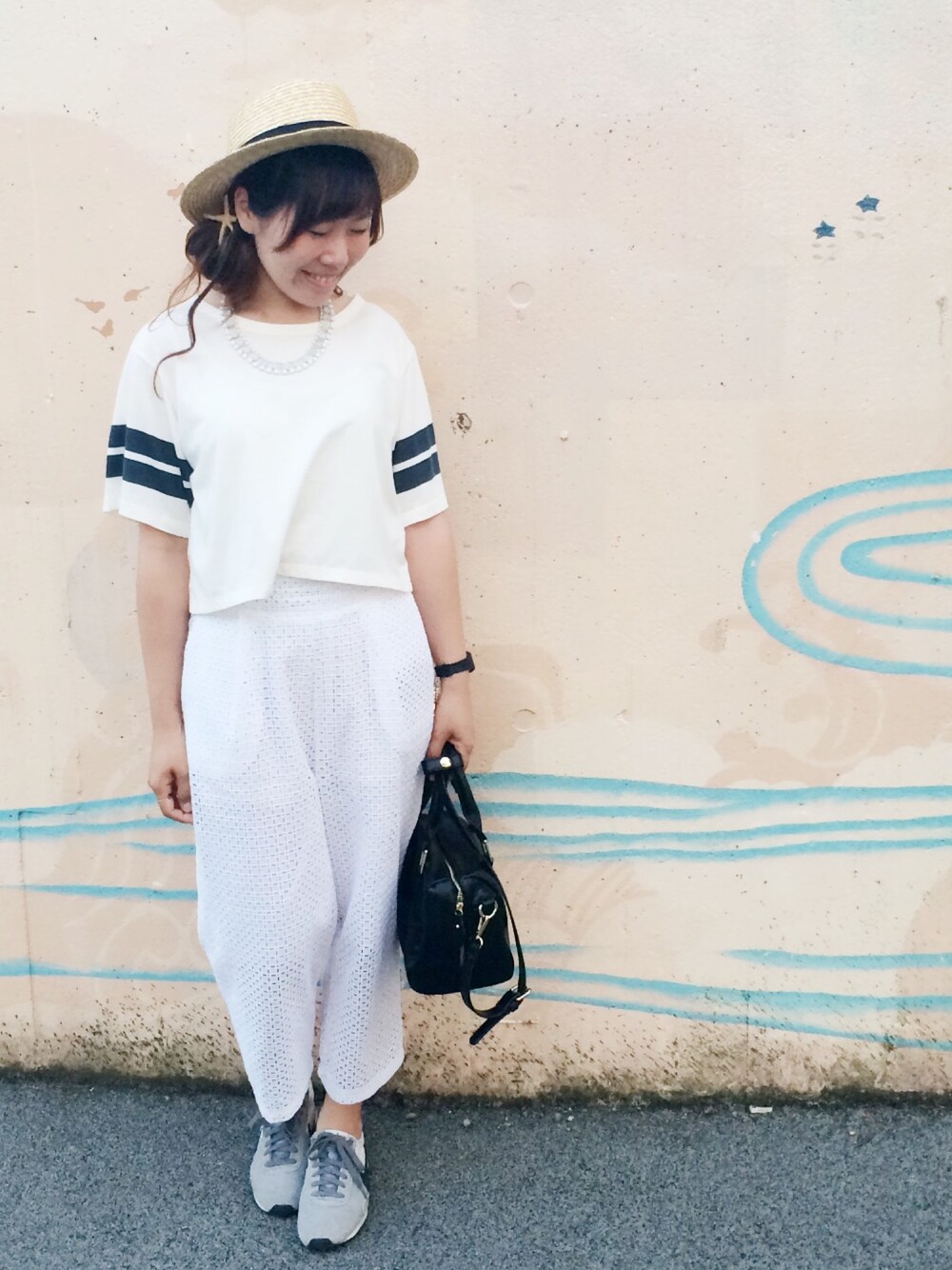 ホワイト系のTシャツ/カットソー、ブラック系のショルダーバッグ、ホワイト系のその他パンツを着用したレディースの夏コーディネートの1枚目の写真